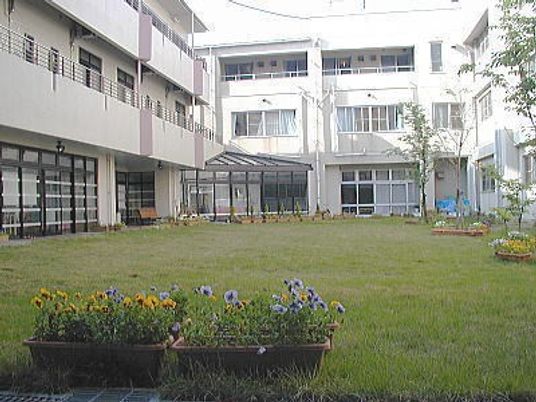 中庭の芝生広場  