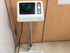 体重計のある廊下  