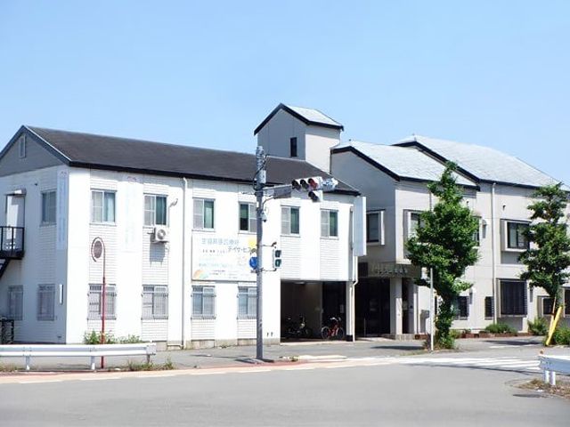青空の屋根付き外観 外観 清潔感が漂う施設の落ち着いた外観です。静かな環境で、仕事に取り組みやすいです。
