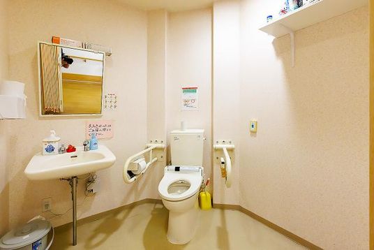 広々とした清潔なトイレ