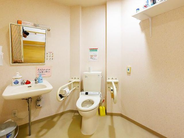 広々とした清潔なトイレ トイレ 手すりが設置された清潔感あふれるトイレです。安心してご利用いただける設計になっております。