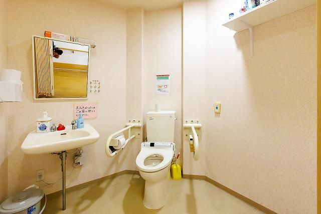 広々とした清潔なトイレ トイレ 手すりが設置された清潔感あふれるトイレです。安心してご利用いただける設計になっております。