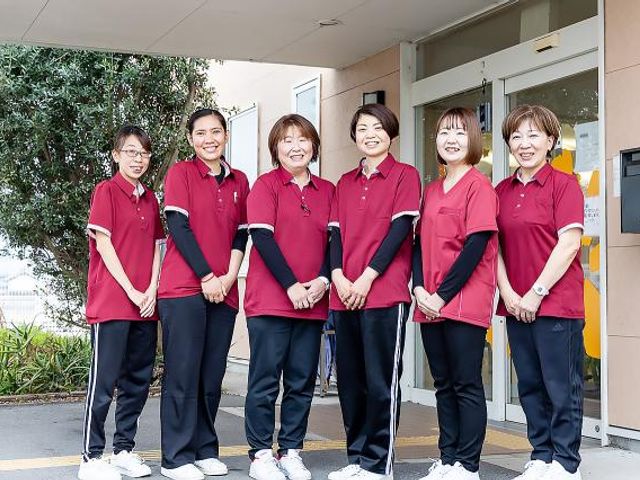 スタッフの笑顔溢れる集合 スタッフイメージ 温かい笑顔で迎えてくれるスタッフがおり、安心して過ごせる環境が整っています。