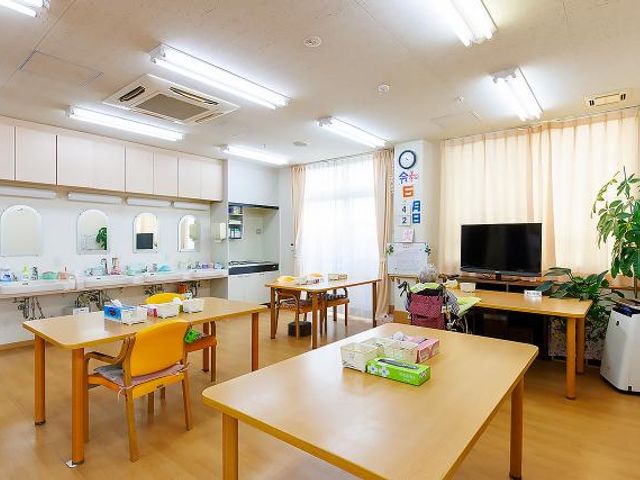居心地の良い共有スペース ダイニングルーム ゆったりと明るいダイニングスペースです。利用者の方が食事やコミュニケーションを楽しめる場となっています。