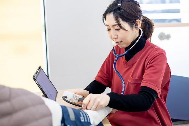 血圧を測定するスタッフ