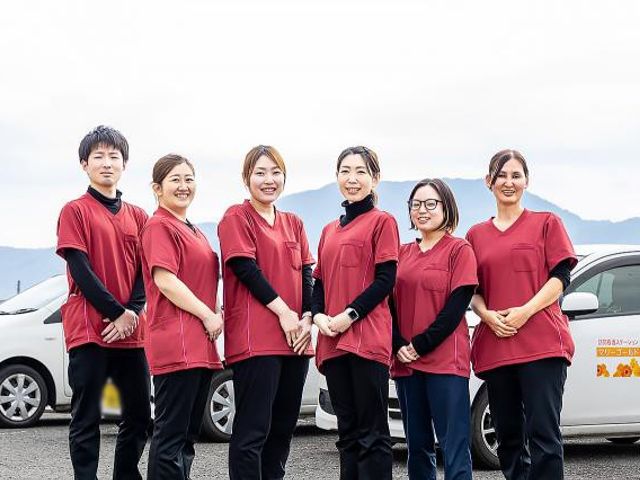 笑顔のスタッフたち スタッフイメージ 笑顔のスタッフが並んでおり、安心して働ける職場環境が伝わります。チームワークも抜群です。
