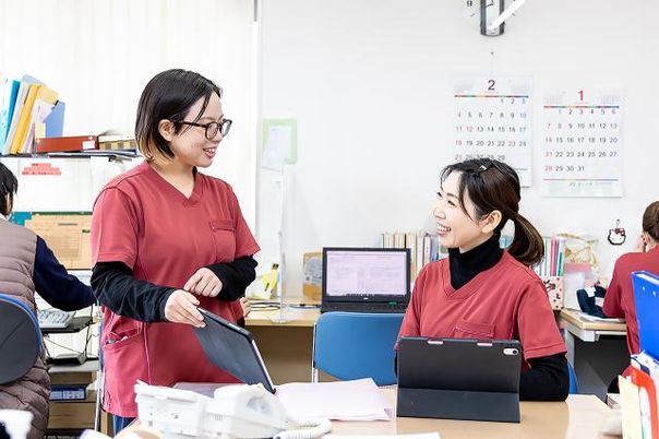 笑顔で会話するスタッフ