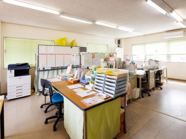 機能的なオフィススペース スタッフイメージ 明るく開放的なオフィススペースです。スタッフの方が業務にあたる様子を想像していただけます。