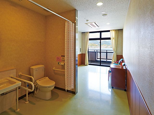 窓際が明るい居室 居室   自然光が入る明るいスペースです。トイレと仕切りカーテンがあり、快適な環境です。