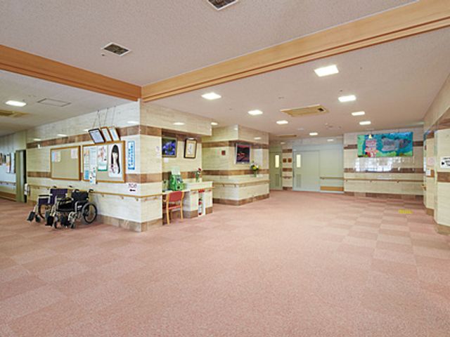 親しみやすいロビー ロビー 広々としたロビーでは、ゆったりとした空間で訪れた人々を迎えます。リラックスした雰囲気が特徴です。