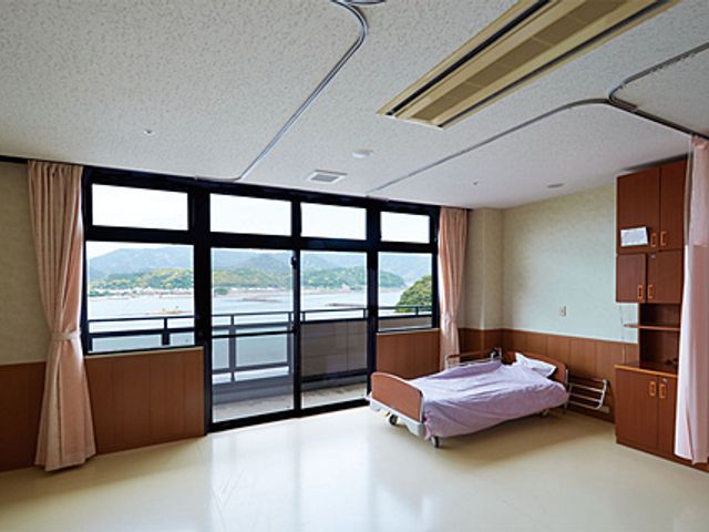 窓から景色が見える居室 居室 窓が大きく、外の景色を楽しめる明るい部屋です。ベッド周りも広く、快適に過ごせます。