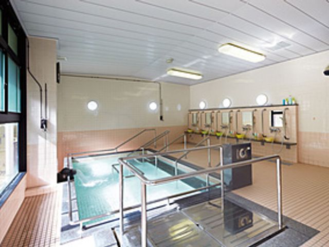 広々とした浴室　 浴室 自然光が差し込む浴場は、快適な入浴をサポートします。掃除の行き届いた清潔な空間です。