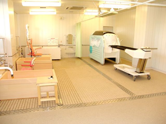 入浴設備の部屋 浴室 広々としたスペースで、安心して入浴支援に取り組める環境です。充実した設備が魅力です。