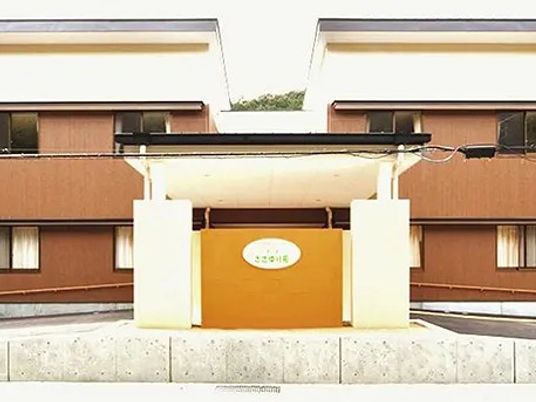 施設の正面外観  