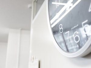 壁掛け時計の廊下  