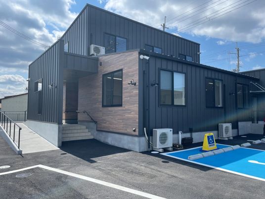 モダンな建物外観  