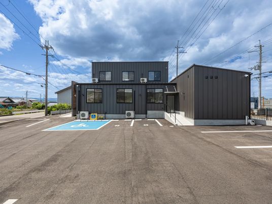 建物外観と駐車場  