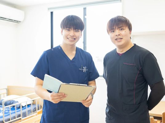 笑顔のスタッフ2人 洋室  
