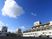 施設外観と青空  