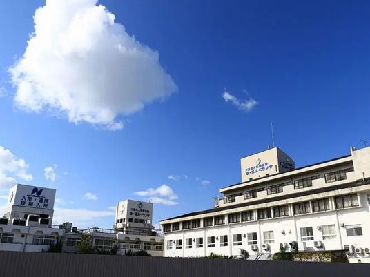 施設外観と青空  