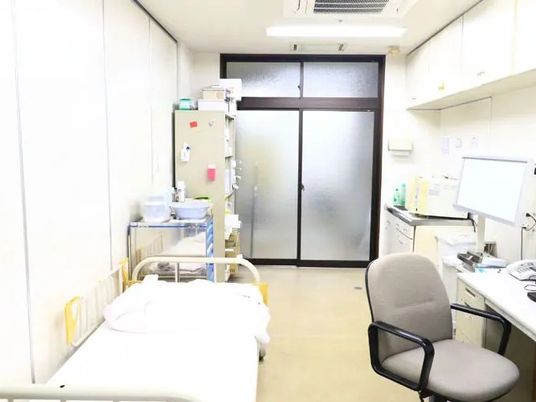 居室のベッドとデスク  