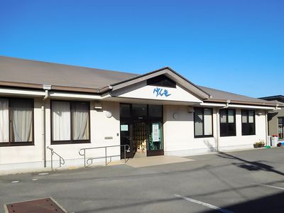 青空の下の施設の外観