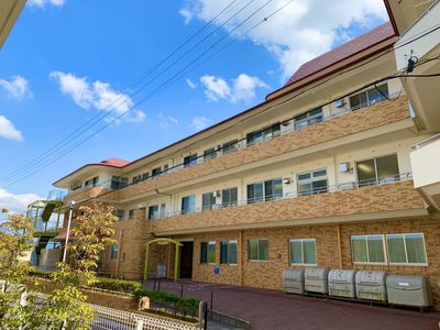 レンガ調の建物外観