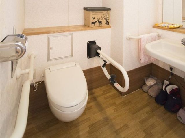 手すり付きのトイレ  