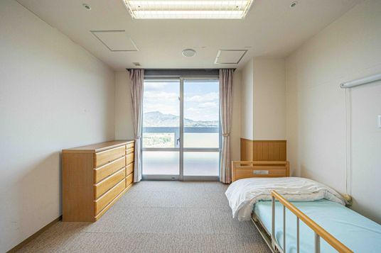 山が見える寝室