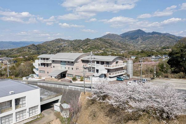 明るい建物の外観