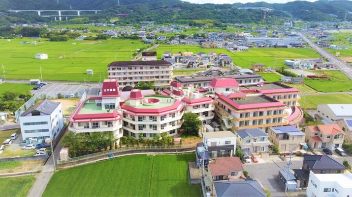 広々とした建物外観
