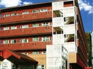赤い外壁の建物外観  