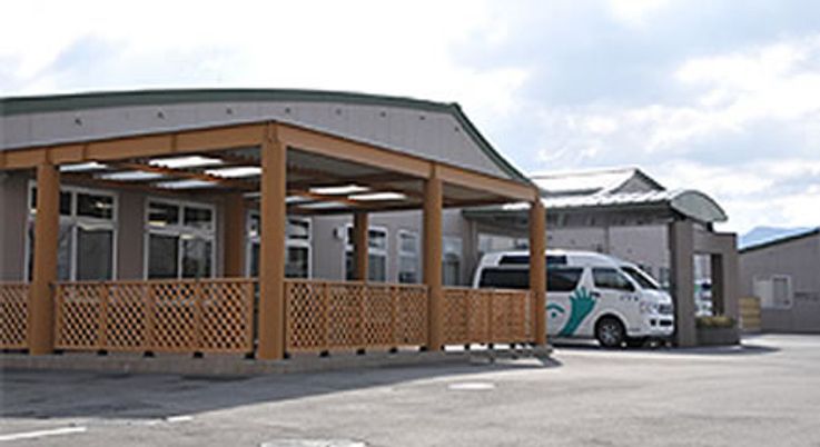 広い駐車スペースと外観