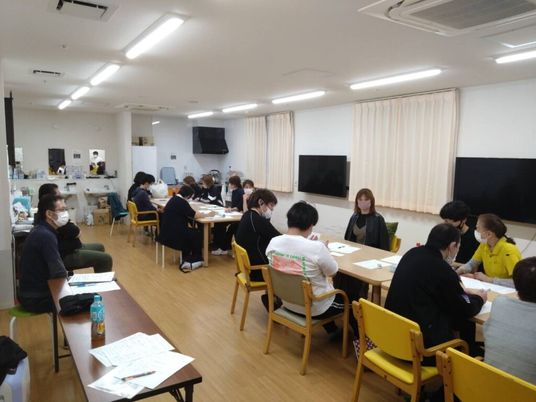 会議中の広い多目的室