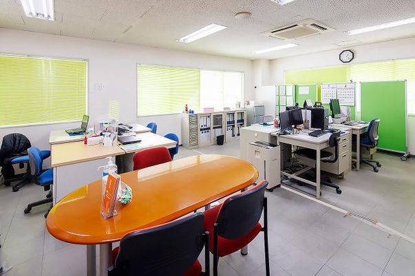 スタッフが働くオフィス