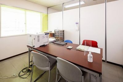 利用者向け広々とした事務室