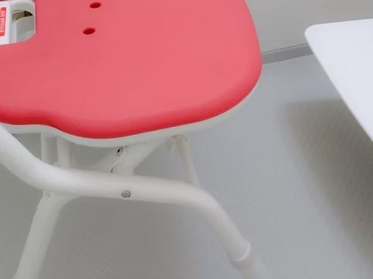 赤い椅子の座面と白い机  