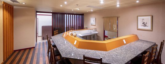 テーブルが並ぶ部屋