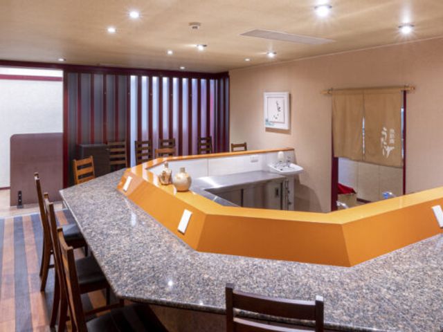 テーブルが並ぶ部屋 ダイニングルーム 広々としたダイニングルームでは、落ち着いて食事を楽しむことができます。自然光が差し込み、明るく快適な空間です。