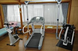 トレーニング器具が並ぶ部屋
