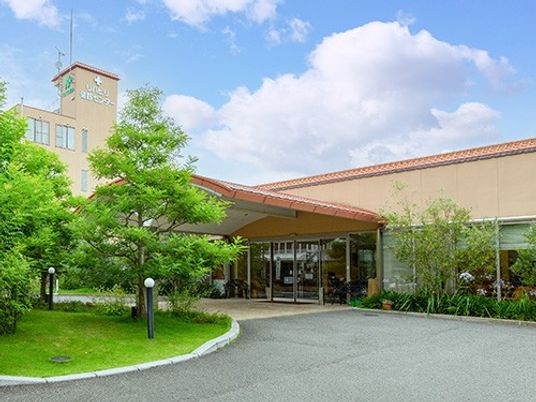 緑に囲まれたエントランス
