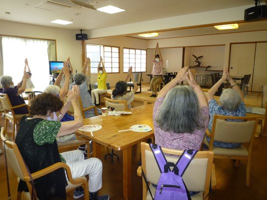 体操をする人々の様子