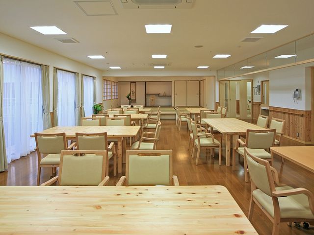 温かみあるダイニングルーム ダイニングルーム 広々としたダイニングルームは自然光が差し込み、明るく心地よい空間です。椅子も座りやすい設計になっています。