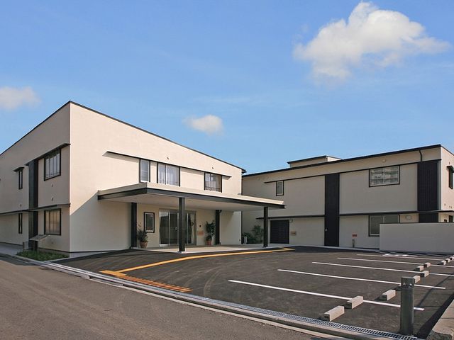 広々とした外観 外観 モダンな外観と広い駐車スペースが特徴です。勤務時の快適な通勤環境が整っています。