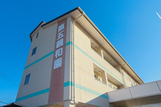 広がる青空の建物外観