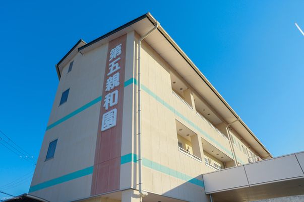 広がる青空の建物外観