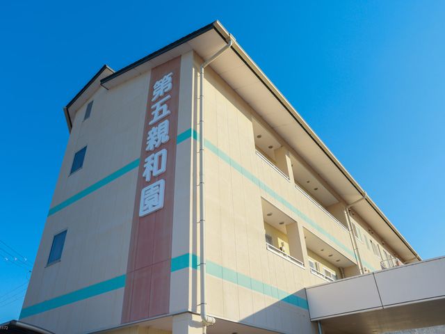 広がる青空の建物外観 外観 現代的で明るい印象のこの建物は、介護のお仕事を考える方に最適な職場環境です。