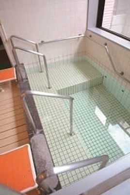 手すり付きの浴槽