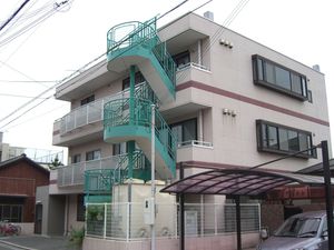 3階建ての建物外観