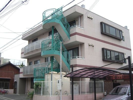 3階建ての建物外観
